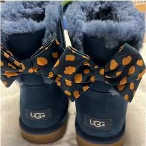 NIB UGGWomen’s Sz 11 Mini Bailey bow w/Retro Spot bow Mini boots Suede ocean Bl